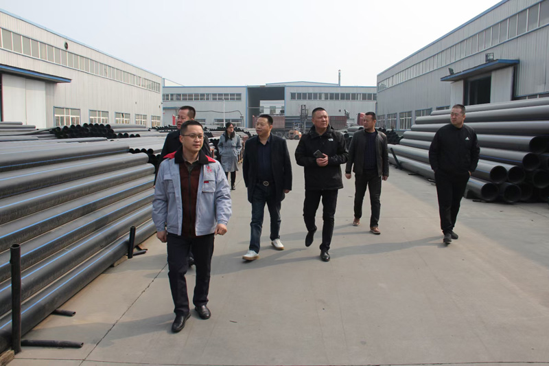 新疆天業(yè)集團(tuán)公司董事長李河、譚新民等人蒞臨陜西甘霖實(shí)業(yè)公司考察指導(dǎo)工作
