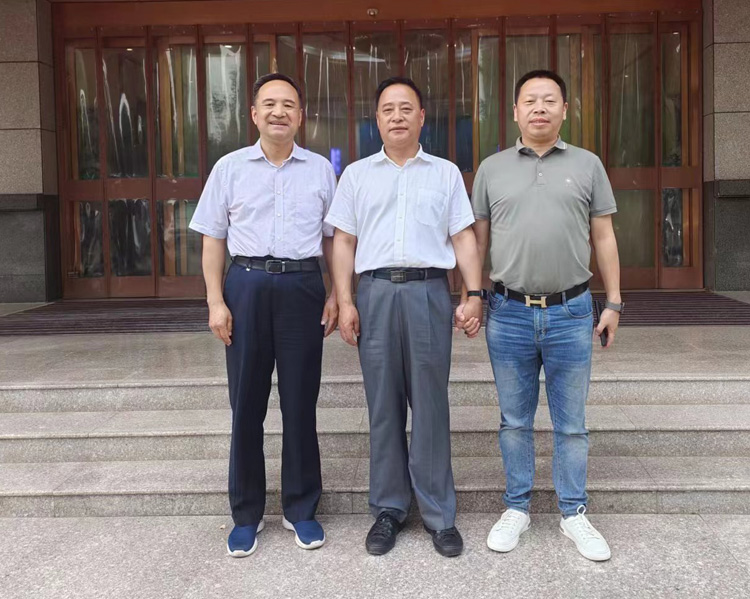 周德林一行拜訪(fǎng)西安市商洛商會(huì)和盤(pán)龍藥業(yè)集團(tuán)主要領(lǐng)導(dǎo)